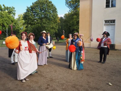 die königliche Hofgesellschaft beim Laternenumzug