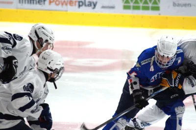 Die U 15 tut sich im Derby lange schwer