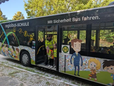 Mit Morla und Taps in der Busschule (Bild vergr&ouml;&szlig;ern)