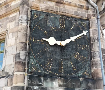 Arbeiten am Rathaus: Drei Uhren werden ausgebaut (Bild vergr&ouml;&szlig;ern)