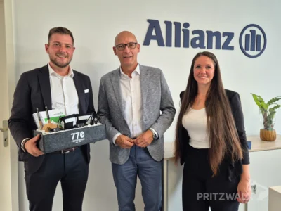 Steven Sahmel (l.) und Melanie Hansen freuen sich über die Glückwünsche von Bürgermeister Dr. Ronald Thiel. Foto: Stadt Pritzwalk (Bild vergr&ouml;&szlig;ern)