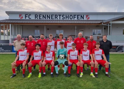 Über ihre neuen Trikots konnte sich die A-Jugend des FCR dank der Fahrschule Libal freuen (Bildnachweis: TK) (Bild vergr&ouml;&szlig;ern)