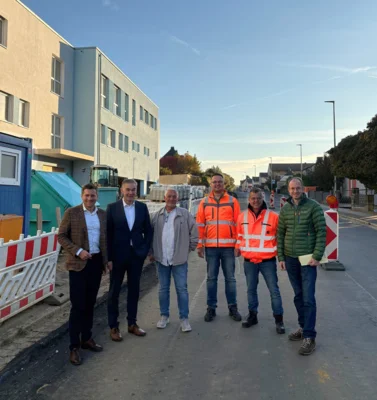 Erster Bürgermeister Nicolas Lahovnik und Landrat Peter Berek informierten sich gemeinsam mit Stadtbaumeister Klaus Brunner sowie Vertretern des Staatlichen Bauamts Bayreuth und der SBG Tiefbau GmbH vor Ort über den aktuellen Stand der Sanierungsarbeiten an der Hornschuchstraße.