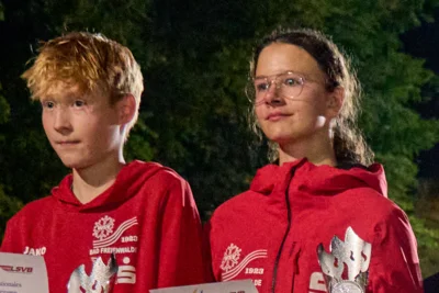Anja Rost und Leon Feuerstein gewinnen den Pokal des Ministers