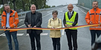 Infrastrukturminister Robert Crumbach, der Vorsitzende des Vorstands des Landesbetriebs Straßenwesen, Mike Koehler, und Oberbürgermeister Daniel Keip eröffneten die Brücke. Foto: MIL (Bild vergr&ouml;&szlig;ern)
