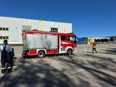 Feuerwehrleute absolvieren Geschicklichkeitsfahren