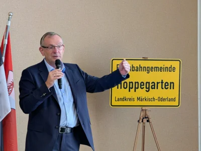 Bernd Siggelkow bei seiner Rede anlässlich des Tags der Deutschen Einheit im Gemeindesaal Hoppegarten.     Foto: Gemeindeverwaltung (Bild vergr&ouml;&szlig;ern)