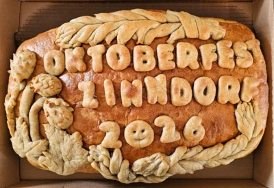 Symbol der Freundschaft: Die Delegation aus der Partnergemeinde Zwierzyn überreicht zur Eröffnung ein Brot aus dem ersten Mehl der diesjährigen Ernte. (Bild vergr&ouml;&szlig;ern)
