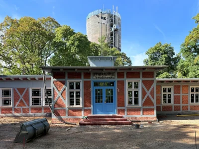 2.	Die ehemalige Trinkhalle wird derzeit saniert und bietet 2027 bis zu 140 Gästen Platz I Foto: Martin Ferch (Bild vergr&ouml;&szlig;ern)