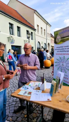 LuKISS e.V. Vorstandsmitglied Andy Hoffmann berät über unsere Selbsthilfeangebote_Gemeinwohlfest Zossen_Okt. 2026