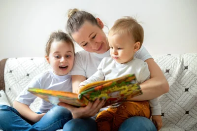 In der Krabbelgruppe „Kleine Lesewölfe“ geht es auch um das Kennenlernen von Büchern. Foto: Magnific/Frimufilms (Bild vergr&ouml;&szlig;ern)
