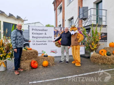 Bürgermeister Dr. Ronald Thiel, Jean Duwe vom Tourismusverein Pritz-walk und Umgebung e.V. und der Knieperfuchs werben für den Knieper- und Regionalmarkt. Foto: Stadt Pritzwalk (Bild vergr&ouml;&szlig;ern)