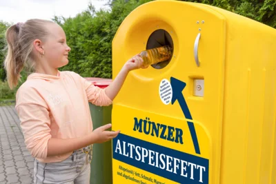Einwurf von Altspeisefett in die Sammelbox (Bildnachweis: Münzer Deutschland GmbH) (Bild vergr&ouml;&szlig;ern)
