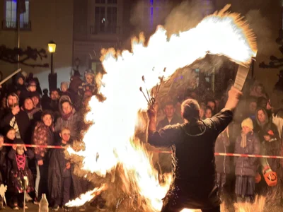 Feuershow vor dem Wittenberger Kultur- und Festspielhaus I Foto: Martin Ferch (Bild vergr&ouml;&szlig;ern)