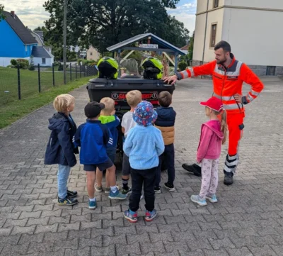 Erste Hilfe hautnah erleben – die Quad-Staffel zu Besuch in der Kita Rasselbande