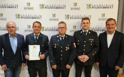 Lutz Schönfelder (2.v.l.) wurde für 25 Jahre Feuerwehrdienst geehrt.