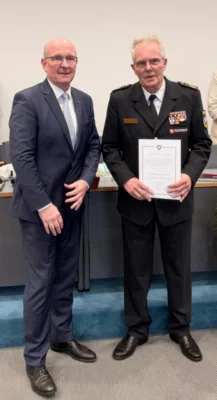 Landrat Farr ernennt Klaus-Peter Grote zum Ehrenkreisbrandmeister