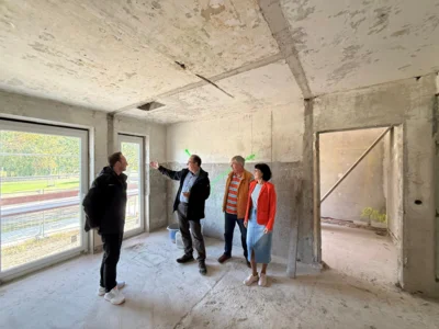 Der Vorstand der WGE mit Alexander Helzel, Marcel Elverich, Karsten Korup und Christione Hoppe (v.I.) in einer der neuen Maisonette-Wohnungen I Foto: Martin Ferch (Bild vergr&ouml;&szlig;ern)