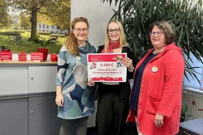 Übergabe des symbolischen Spendenschecks an den Förderverein der Grundschule Rehfelde © Sparkasse MOL (Bild vergr&ouml;&szlig;ern)