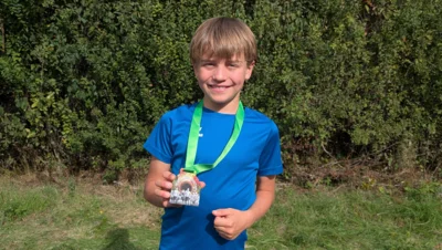 Leo Reitz (SV Espenau) gewinnt beim Herbstlauf in Dingelstädt die Silbermedaille über 3km in der M9.. (Bild vergr&ouml;&szlig;ern)