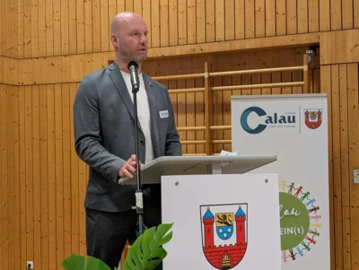 In seinem Grußwort unterstrich der Calauer Bürgermeister Marco Babenz die Gemeinsamkeiten von Vereinen und Wirtschaft. Foto: Stadt Calau / Jan Hornhauer (Bild vergr&ouml;&szlig;ern)