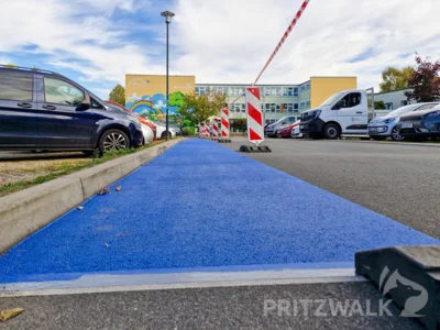 Auf dem Parkplatz des Hortes Regenbogenhaus in der Straße Zur Hainholzmühle entsteht ein Fußgängerweg. Foto: Stadt Pritzwalk (Bild vergr&ouml;&szlig;ern)