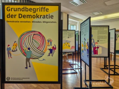 Auf anschaulichen Tafeln werden die „Grundbegriffe der Demokratie“ erklärt. Foto: Stadt Pritzwalk (Bild vergr&ouml;&szlig;ern)