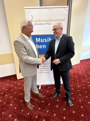 Staffelstabübergabe von Landrat Achim Hallerbach (links) an Dr. Norbert Herhammer (MdEP) rechts.