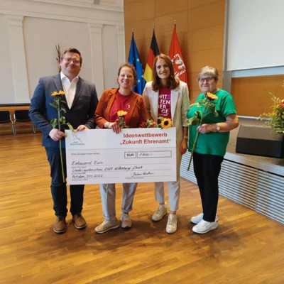 LAGA-Geschäftsführer Lars Wirwich, die Ehrenamtskoordinatorinnen Tina Vogel und Sabrina Klabuhn und LAGA-Ehrenamtlerin Inge Wundermann I Foto: privat (Bild vergr&ouml;&szlig;ern)