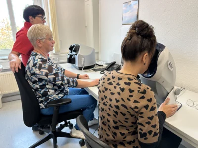 Zum Welttag des Sehens bot der Amtsärztliche Dienst des Gesundheitsamtes kostenfreie Sehtests für Angehörige der angrenzenden BTU Cottbus-Senftenberg und weitere Interessierte an. Das Angebot wurde gut angenommen. (Bild: Landkreis OSL/Sarah Werner) (Bild vergr&ouml;&szlig;ern)