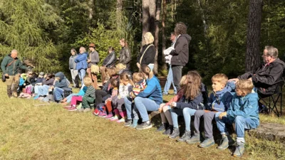 Wenn Nelly, die Uhu-Dame, die Natur- und Vogelschutzgruppe besucht (Bild vergr&ouml;&szlig;ern)