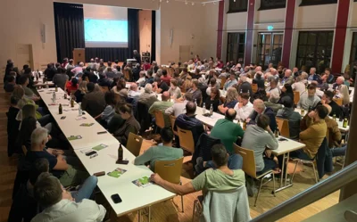 Rund 200 Landwirtinnen und Landwirte informierten sich über den bisherigen Planungsstand eines Rechenzentrums (Bild vergr&ouml;&szlig;ern)