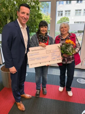Übergabe des Geldes von Vorstandsvorsitzendem der Sparkasse Döbeln Thomas Gogolla an die Tierheimleiterin Silke Pfumfel. (Bild vergr&ouml;&szlig;ern)