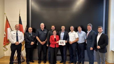 Vertreter des Bündnisses Feuerwehr der Zukunft im Austausch mit Staatssekretär Uwe Schüler. (Bild vergr&ouml;&szlig;ern)