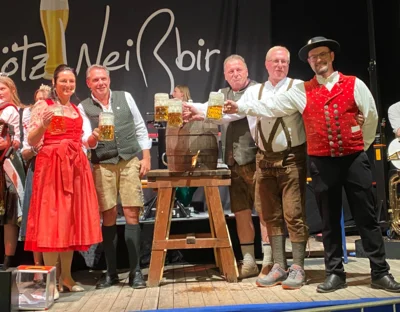 Eröffnung des 629. Gallimarktes: (von links) Bürgermeisterin Karoline Fritz-Ertlmaier, die beiden Festwirte Peter Schöniger und Reinhard Gschrey, Ziegler-Braumeister Wolfgang Randeltshofer und Gallimarkt-Organisator Christoph Kempf (Bild vergr&ouml;&szlig;ern)