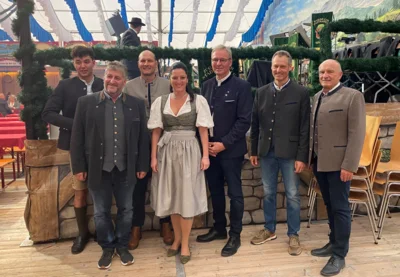 Bürgermeisterin Karoline Fritz-Ertlmaier mit den Teilnehmern der Podiumsdiskussion (Bild vergr&ouml;&szlig;ern)