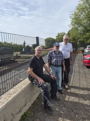 Jungrenter installieren neuen Zaun an der Friedhofsmauer@SonjaMüller