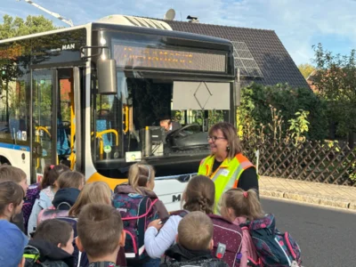 Kinder bei der Bussschule der VG OSL. Foto LK OSL/Nora Bielitz (Bild vergr&ouml;&szlig;ern)