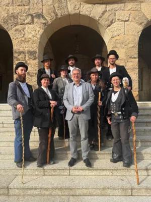 Bürgermeister Dr. Oliver Hermann begrüßte die Wandergesellinnen und Wandergesellen I Foto: Martin Ferch (Bild vergr&ouml;&szlig;ern)