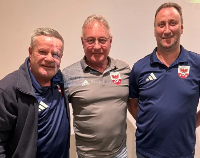 Frank Spieckerman und der Vorsitzende der Fußballkreises begrüßen Ralf Fifielski im Ausschuss Freizeit und Breitensport. (Bild vergr&ouml;&szlig;ern)