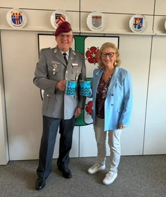 Gerhard Hartmann und Bürgermeisterin Maria Vermeulen Foto: Gemeinde Mandelbachtal