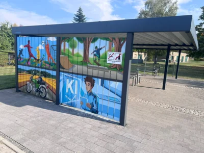 Aus Schülerideen wird Kunst: Unsere Bushaltestelle ist jetzt ein Hingucker! (Bild vergr&ouml;&szlig;ern)