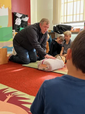 Erlebnisbericht zum Erste-Hilfe-Kurs "Pflasterpass" der Klasse 2b (Bild vergr&ouml;&szlig;ern)