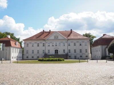 Schloss Hohenzieritz, Eingangsseite (Foto: Susanne Weber)
