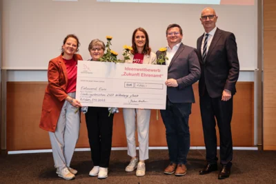 Die Ehrenamtskoordinatorinnen der LAGA 2027 Tina Vogel (I) und Sabrina Klabuhn (m) mit der Ehrenamtlerin Inge Wundermann (2.v.I), LAGA-Geschäftsführer Lars Wirwich (2.v.r) und Ministerpräsident Dietmar Woidke (r)  I Foto: Staatskanzlei Brandenburg (Bild vergr&ouml;&szlig;ern)