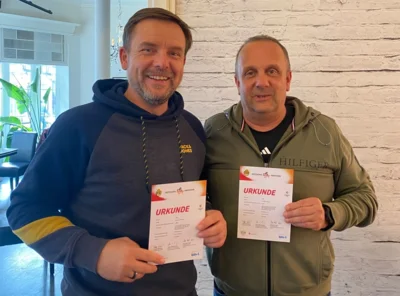 KSB-Präsident Torsten Fieseler (r.) und Geschäftsführer Florian Bortfeldt (l.) haben ihre Prüfkarten bereits eingereicht und konnten jeweils das Deutsche Sportabzeichen in Gold samt Urkunde entgegennehmen. (Bild vergr&ouml;&szlig;ern)