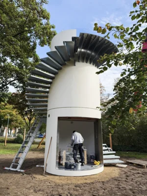 Am 15. Oktober wurde mithilfe eines Krans der Turm für das Prignitzbeet im Clara-Zetkin-Park aufgestellt I Foto: Anastasija Zado (Bild vergr&ouml;&szlig;ern)