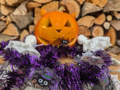 Im umdekorierten Gruselwald wird es am Samstag, 24. Oktober, auch eine Bastelstation geben, an der die Kinder verschiedene Halloween-Dekorationen basteln können.