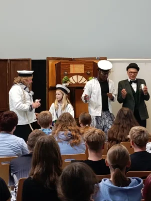 Murder, Mystery & a little Whisky – The Play Group zu Gast an unserer Schule