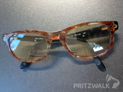 Diese Brille und ein Schlüsselbund liegen im Fundbüro zur Abholung bereit. Foto:  Stadt Pritzwalk (Bild vergr&ouml;&szlig;ern)